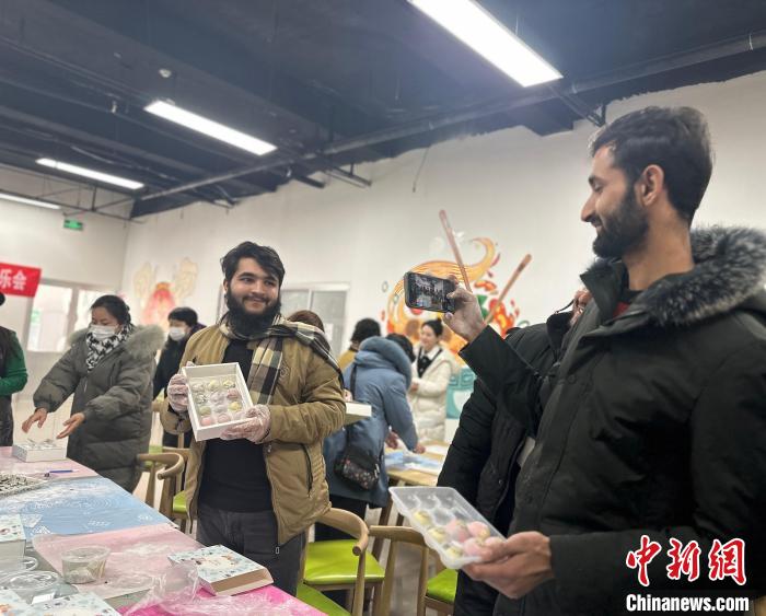 外國人留學(xué)生が元宵節(jié)の風(fēng)習(xí)を體験　山東省煙臺