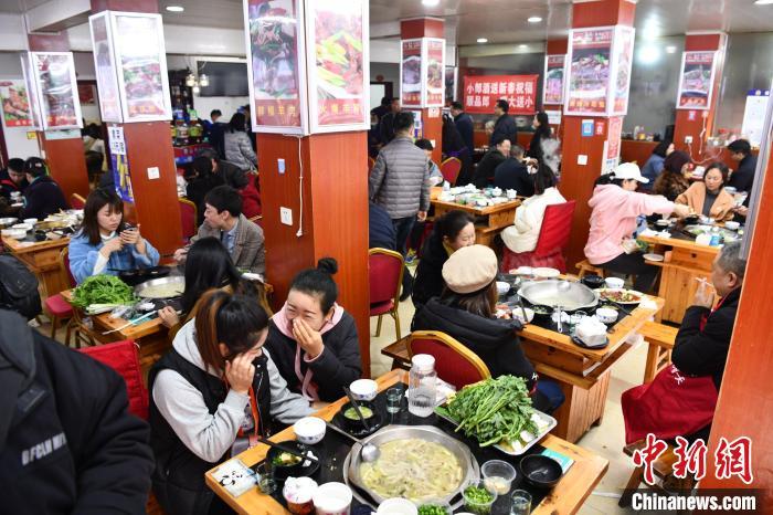 資料圖： 民眾冬至日吃羊肉湯。　張浪 攝